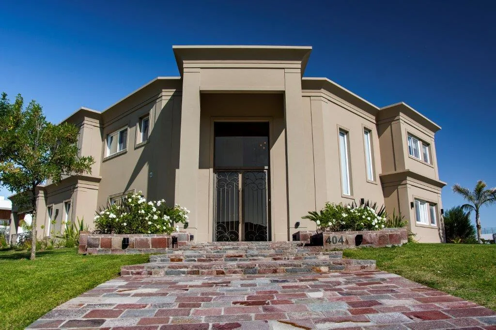 La Reserva Cardales, residencia clásica de 384 m²